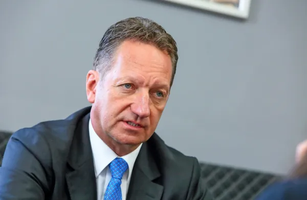  Zaradi napovedi odvetnika, da se bo Boris Popovič na sojenju 
skliceval   na  imuniteto državnega svetnika (na to funkcijo je bil leta 
2017 izvoljen tretjič zapored), je sodnik ljubljanskega sodišča 
včeraj prekinil glavno obravnavo.