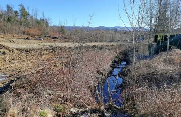 Marijan Vatovec je hudourniški potok oziroma kanal prestavil na 
rob parcele, na kateri ureja njivo, s tem pa prišel navzkriž z 
inšpekcijo za okolje in s sosedi.