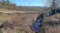 Marijan Vatovec je hudourniški potok oziroma kanal prestavil na 
rob parcele, na kateri ureja njivo, s tem pa prišel navzkriž z 
inšpekcijo za okolje in s sosedi.