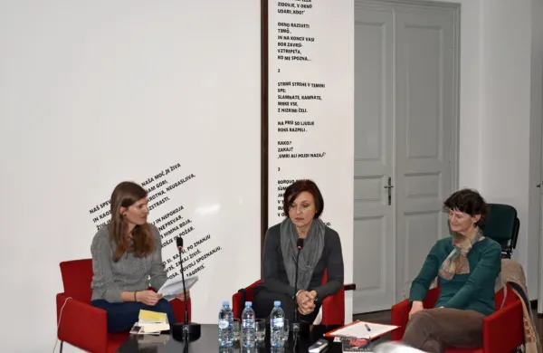 V Kosovelovi sobi so se o različnih pogledih in sporočilih Dekline zgodbe pogovarjale (z leve): Franja Čok, dr. Marta Verginella in Jean 
McCollister.

