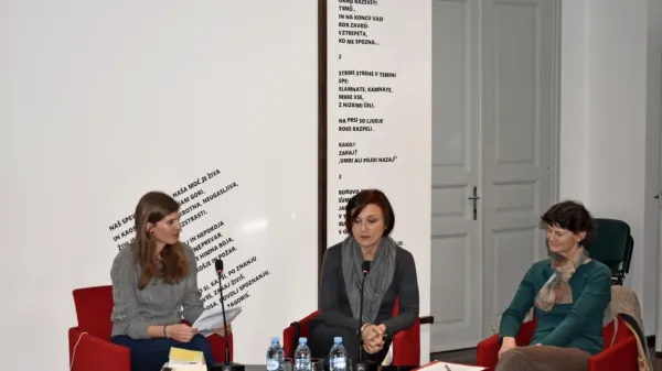 V Kosovelovi sobi so se o različnih pogledih in sporočilih Dekline zgodbe pogovarjale (z leve): Franja Čok, dr. Marta Verginella in Jean 
McCollister.

