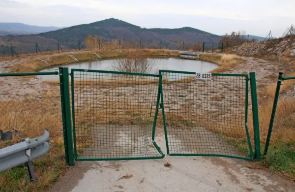 Minule dni so na tragedijo spominjala le zvita vrata, skozi katera je 
Ljubljančan z avtom zdrsnil v bazen, ki so jih Darsovi delavci za silo 
spet zaprli.