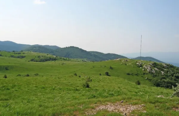 Elektro Primorska namerava spet poskusiti postaviti na Volovjo 
reber vetrno elektrarno, tokrat z desetimi vetrnicami.