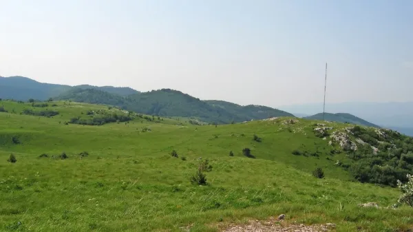 Elektro Primorska namerava spet poskusiti postaviti na Volovjo 
reber vetrno elektrarno, tokrat z desetimi vetrnicami.