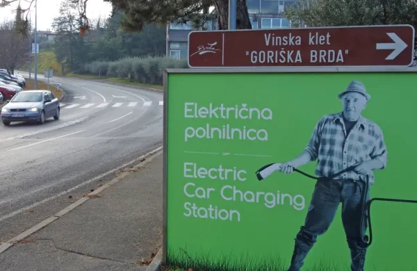 V zadružni  kleti domiselno nakazujejo, da se pri njih da napolniti 
tudi baterijo električnega avta. Občina bo eno polnilnico v 
kratkem postavila na Dobrovem, kasneje pa še v Šmartnem. 