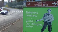 V zadružni  kleti domiselno nakazujejo, da se pri njih da napolniti 
tudi baterijo električnega avta. Občina bo eno polnilnico v 
kratkem postavila na Dobrovem, kasneje pa še v Šmartnem. 