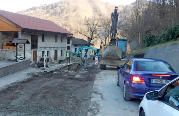 Cevi vkopavajo pod glavno cesto skozi Čiginj, nato bodo prenovili 
še omrežje po vasi.