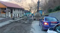 Cevi vkopavajo pod glavno cesto skozi Čiginj, nato bodo prenovili 
še omrežje po vasi.