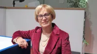 Dr. Bogomila Kravos je slavistka in kritičarka, ki preučuje gledališko zgodovino Trsta.