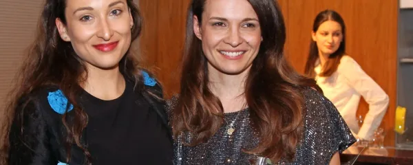 Igralka Gaja Višnar (levo) in režiserka Sanja Gregorčič po premieri 
v MGL.