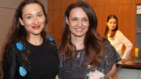 Igralka Gaja Višnar (levo) in režiserka Sanja Gregorčič po premieri 
v MGL.