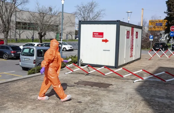 Pri koprskem zdravstvenem domu že stoji zabojnik, v katerem 
bodo  jemali brise za testiranje za koronavirus.