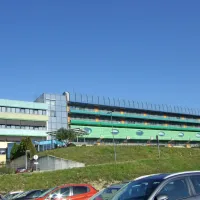 Velik del stavbe (levo) zavzemata obe šoli s področja zdravstva - 
srednja in fakulteta. 