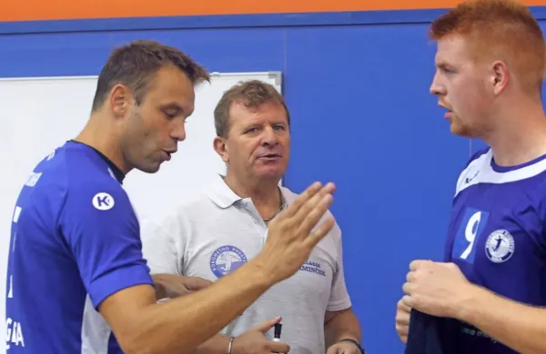 Izolska trojka (z leve): najizkušenejši igralec Peter Brumen, trener 
Fredi Radojkovič in Spasoje Gačević, s 64 goli prvi strelec 
zadnjeuvrščene ekipe prve DRL