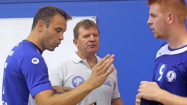 Izolska trojka (z leve): najizkušenejši igralec Peter Brumen, trener 
Fredi Radojkovič in Spasoje Gačević, s 64 goli prvi strelec 
zadnjeuvrščene ekipe prve DRL