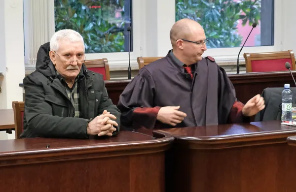 Dragan Kukanja (levo) in Mitja Podgornik med včerajšnjim poslušanjem očitkov tožilstva in predlagane kazni.