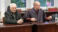 Dragan Kukanja (levo) in Mitja Podgornik med včerajšnjim poslušanjem očitkov tožilstva in predlagane kazni.