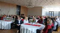 Na Dnevu obrtnic in podjetnic je v postojnskem hotelu Jama 
okrog 100 udeleženk prisluhnilo predavanjem Lee Pisani, Ane 
Vezovišek, Katje Tomič Pintar in Tine Vrhovnik o usklajeni 
podobi, financah, osebnih blagovnih znamkah in ličenju. 