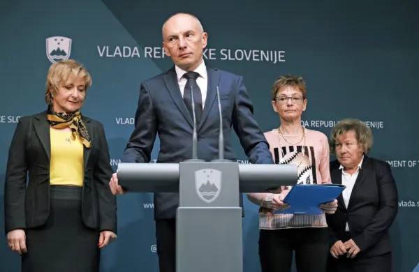 Minister Aleš Šabeder, direktorica NIJZ Nina Pirnat (na fotografiji 
v sredini) ter poveljnik Civilne zaščite Srečko Šestan in premier 
Marjan Šarec bodo o aktualnih razmerah, povezanih z novim 
koronavirusom, spregovorili ob 17. uri na novinarski konferenci na 
Vladnem uradu za komuniciranje.