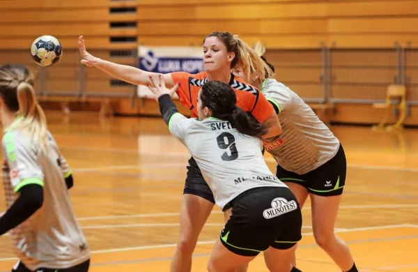 Ajdovke (v svetlejši opremi) so z agrivno igro ves čas uspešno nadzirale potek tekme.