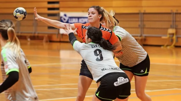 Ajdovke (v svetlejši opremi) so z agrivno igro ves čas uspešno nadzirale potek tekme.