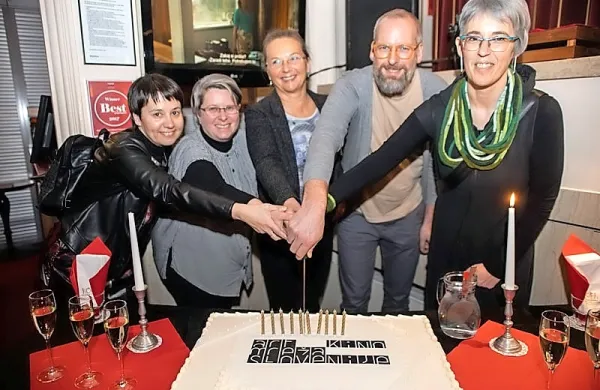 Desetletnico Art kino mreže Slovenije so  praznovali v Kinodvoru. Na fotografiji so z  leve:  nekdanja 
direktorica Kinodvora Nina Peče Grilc,  direktorica Kinodvora Metka Dariš,  prva predsednica AKMS 
Marjana Štalekar, podpredsednik AKMS Jure Matičič in predsednica AKMS Nina Ukmar.