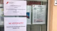 Moški, ki priznava, da je imel stike z okuženimi s koronavirusom, 
ni upošteval opozorilnih napisov in samovoljno vstopil v čakalnico 
pred ambulanto svojega zdravnika.
