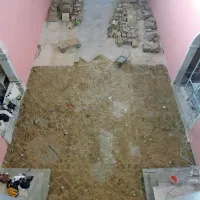 V trnovski cerkvi obnavljajo tudi 300-letni tlak