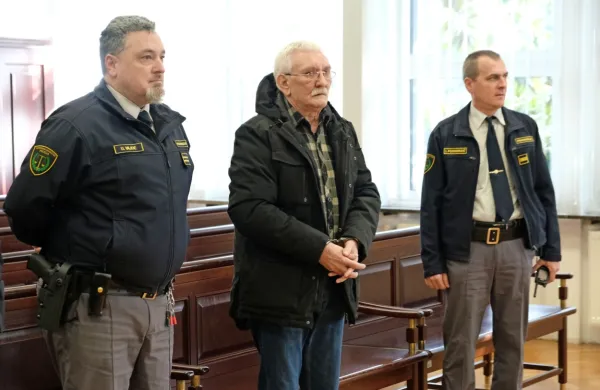 “Nikoli,” je večkrat dejal Dragan Kukanja (na sredini fotografije) 
med poslušanjem sodbe glede nasilja v družini in odkimaval z 
glavo.