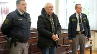 “Nikoli,” je večkrat dejal Dragan Kukanja (na sredini fotografije) 
med poslušanjem sodbe glede nasilja v družini in odkimaval z 
glavo.