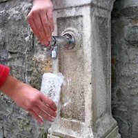 K zdravemu načinu življenja sodi tudi pitje navadne vode. 