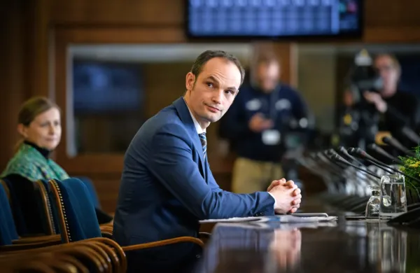 Kandidat za zunanjega ministra Anže Logar je uspešno prestal 
zaslišanje matičnega odbora DZ. 