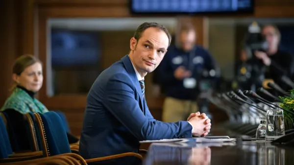 Kandidat za zunanjega ministra Anže Logar je uspešno prestal 
zaslišanje matičnega odbora DZ. 