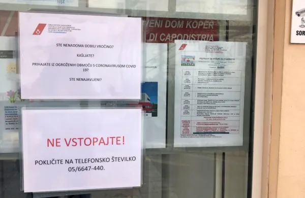 Kljub  vidnim opozorilom in navodilom za primer za okužbo s korovanirusom značilne znake, sta 
včeraj dva moška samovoljno vkorakala v koprski ZD v centru in  dežurno ambulanto na Bonifiki.