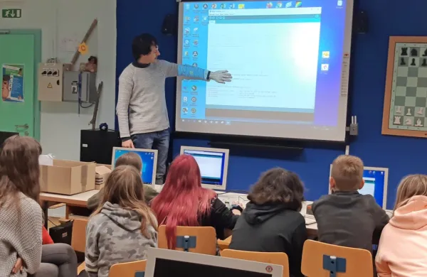 Na mostarski šoli so inženirji Hidrie s pomočjo ravnatelja  zastavili 
program krožka robotike za približevanje  tehničnih poklicev. 