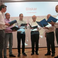 Sekstet Vojsko, nepogrešljivi spremljevalec vojskarskih kulturnih večerov, je zapel tudi v idrijski 
knjižnični galeriji Magazin. 