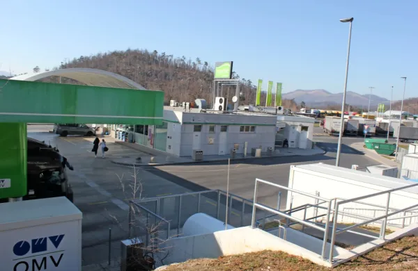  Kot ena od možnih lokacij, kjer bi uredili nov priključek, se omenja 
območje bencinskih servisov na Ravbarkomandi, ki bi ju prestavili 
na območje počivališča Studenec.