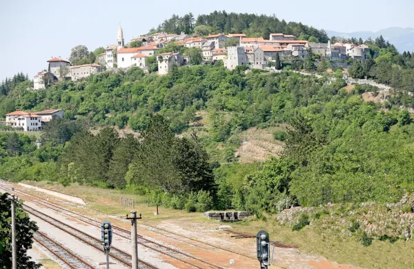 Hruševljanska pot vodi tudi  čez železnico mimo Štanjela. 