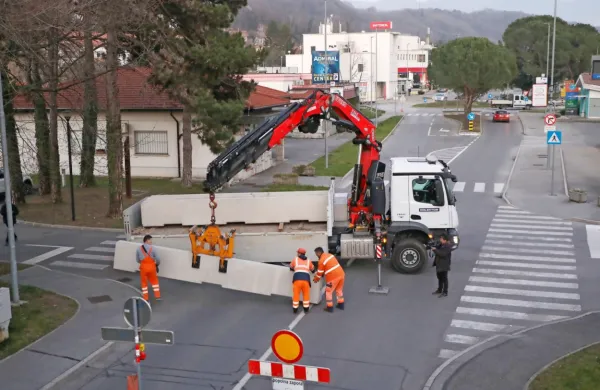 V Rožni Dolini so sinoči okoli 18. ure z betonskimi bloki fizično 
zaprli cesto. 