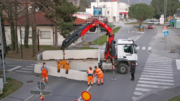 V Rožni Dolini so sinoči okoli 18. ure z betonskimi bloki fizično 
zaprli cesto. 