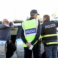 Italijanski in slovenski policisti uresničujejo odredbe vsak svoje 
države, a na terenu komunikacija poteka dobro. 
