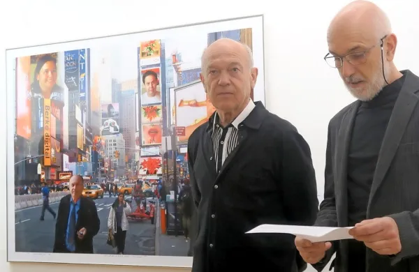 Berka in njegovo delo je na otvoritvi predstavil Vladimir Bačič (desno), vodja Lokarjeve galerije.  