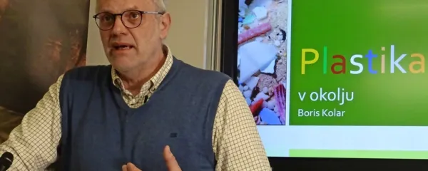 Ekotoksikolog dr. Boris Kolar pravi, da je plastika eden največjih 
okoljskih problemov planeta, primerljiv s klimatskimi spremembami. 