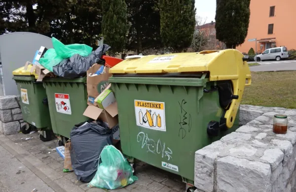 Zabojniki na ekološkem otoku za Mercatorjem v Sežani so pogosto 
prepolni, čeprav jih praznijo trikrat na teden. 