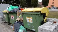Zabojniki na ekološkem otoku za Mercatorjem v Sežani so pogosto 
prepolni, čeprav jih praznijo trikrat na teden. 