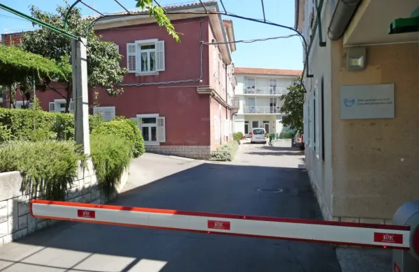 Dom upokojencev Izola, v ozadju levo stavba, ki ima  ponekod še 
lesene pode in je zaščitena kot kulturni spomenik. 