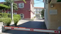 Dom upokojencev Izola, v ozadju levo stavba, ki ima  ponekod še 
lesene pode in je zaščitena kot kulturni spomenik. 