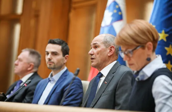 Nova vlada bo izvoljena danes zvečer, nato pa bo čimprej 
ustanovila krizni štab in uveljavila ukrepe, ki so jih včeraj 
predstavili predsedniki vseh štirih koalicijskih strank. 