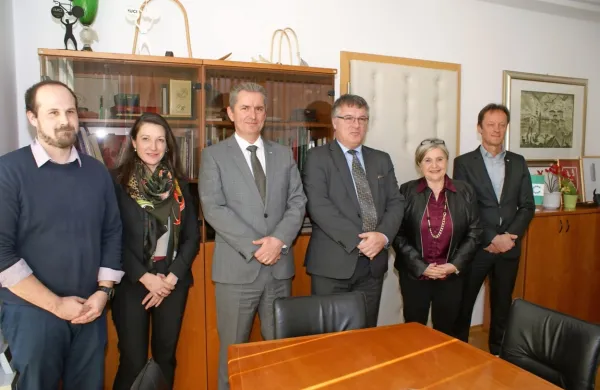 Vodstva Ete, Občine Cerkno in direkcije za infrastrukturo, so po 
letu dni dogovarjanj prišli do začetka priprave projektov za 
obnovo ceste čez Kladje. 