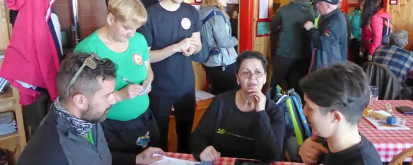 Večina obiskovalcev Tumove koče na Slavniku se je v nedeljo 
potrudila hrano in pijačo naročiti v znakovnem jeziku.        